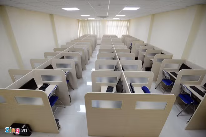 Những phòng thi khác như số 2, 3... cũng đã sẵn sàng phục vụ với hàng loạt máy tính hiện đại.