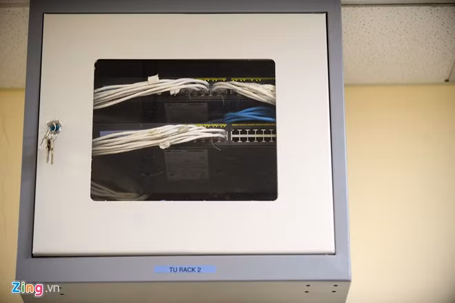 Các cổng chia và công tắc nguồn được bố trí hợp lý, đảm bảo thông suốt trong thời gian làm bài thi.