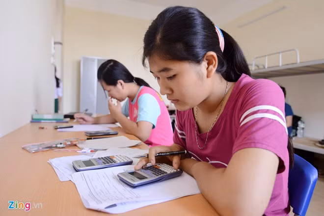 Các em học sinh có một bàn học khá rộng trong phòng để ngồi ôn luyện.