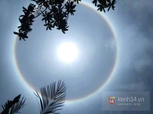 Còn quầng Mặt trời thì thứ tự màu sắp xếp theo thứ tự ngược lại. Theo các chuyên gia, quầng sáng dạng này thực tế còn có thể xuất hiện vào ban đêm và được gọi với cái tên "quầng Mặt trăng". Đồng thời, họ cho rằng hiện tượng này hoàn toàn không liên quan tới các điềm cảnh báo thảm họa như nhiều người liên tưởng.