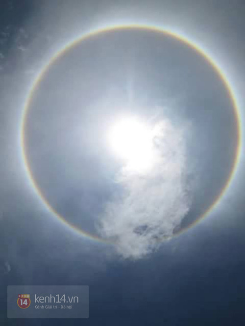 Do mây này có cấu trúc tinh thể nên ánh sáng bị khúc xạ khiến quầng xuất hiện với đủ sắc màu y hệt cầu vồng ta hay thấy.