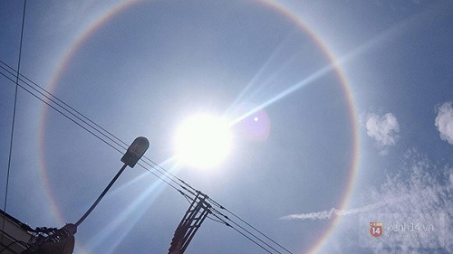 Vầng sáng lớn bao quanh Mặt trời không phải là cầu vồng tròn. Nó đơn thuần là kết quả của một hiện tượng quang học phổ biến trong tự nhiên: khúc xạ ánh sáng.