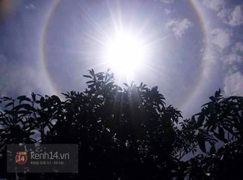 Vầng sáng này được gọi là "quầng Mặt trời". Ban ngày, ánh sáng Mặt trời chiếu qua mây ti tầng (Cirrostratus) ở độ cao 6 - 8km.