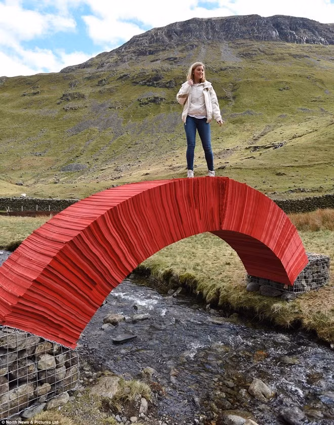 Rất nhiều người dân cũng đã tới đây để chiêm ngưỡng và trải nghiệm cảm giác đi qua cây cầu độc nhất vô nhị này.