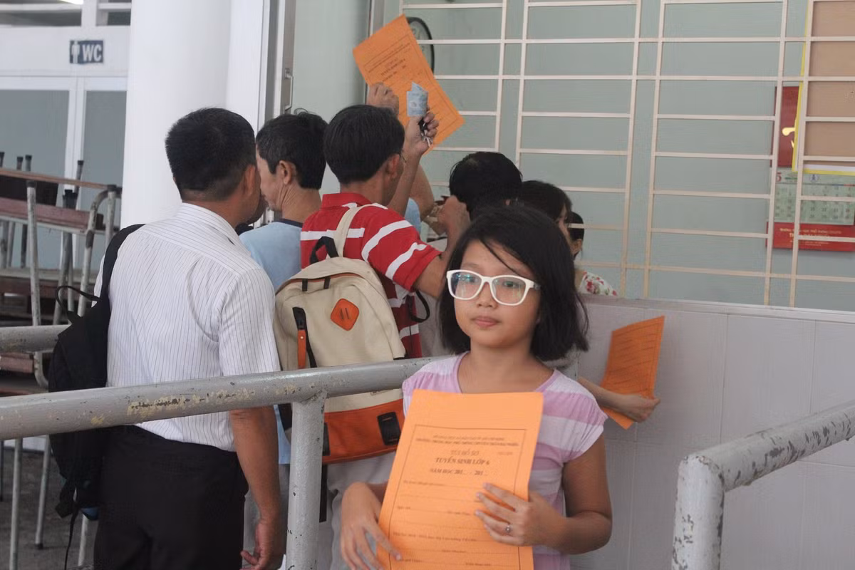 Hiện tượng phụ huynh xếp hàng xin học cho con cũng không phải là hiếm ở Việt Nam. Đây là hình ảnh tại trường THPT chuyên Trần Đại Nghĩa TP HCM sáng 25/5.
