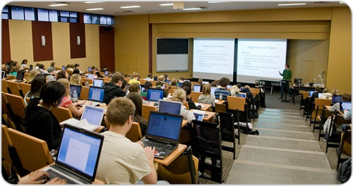 Năm 2015, trường được đánh giá là một trong những đại học hàng đầu về xếp hạng ngành đào tạo và là một trong 4 đại học ở Melbourne lọt vào danh sách 100 trường tốt nhất trong lĩnh vực Nghệ thuật và Thiết kế của QS World University Rankings, theo Topuniversities.