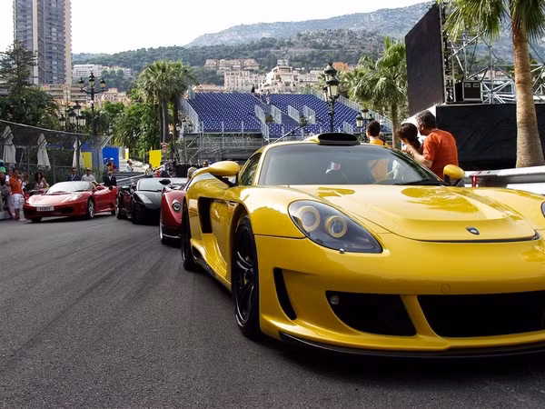 Người dân bản địa ở Monaco thuộc bộ tộc Monegasque, nhưng họ chỉ chiếm rất ít trong tổng dân số đất nước này, Monaco có 35,5 nghìn công dân thì trong đó có đến 32 nghìn người là các đại gia nước ngoài.