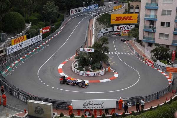 Nếu như đường đua của Singapore chỉ là 1 góc thành phố, thì ở Monaco, đường đua F1 chạy bao quanh đất nước với những con đường hẹp, dốc và cua tay áo - thử thách cho bất kỳ tay đua chuyên nghiệp nào.