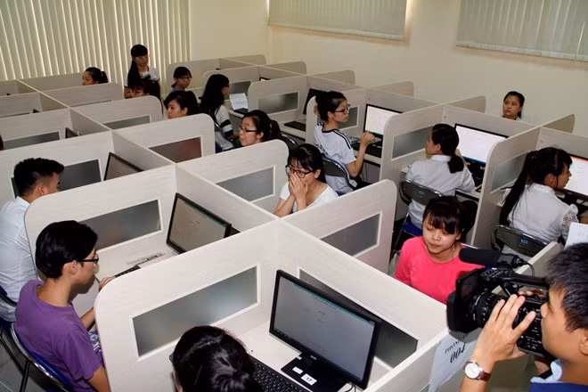 Thi sinh du thi danh gia nang luc ngay thu 2