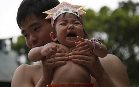 Người Nhật Bản cho rằng, tiếng khóc của đứa trẻ sẽ "lay động" đến trời đất, xua tan đi điềm dữ và thần phật sẽ phù hộ cho các bé nhiều sức khỏe và may mắn trong tương lai.