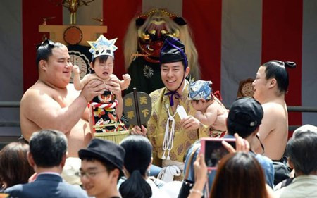 Trong mỗi lần diễn ra nghi lễ có khoảng hơn 100 em nhỏ dưới một tuổi được tham dự vào nghi lễ này với mong ước có nhiều sức khỏe trong tương lai.