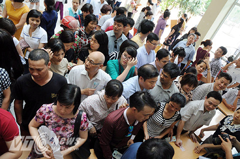 Còn đây là hình ảnh phụ huynh xếp hàng mua hồ sơ tuyển sinh vào lớp 6 trường PTTH Lương Thế Vinh, Hà Nội.