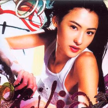 Đặc biệt trong suốt 5 năm quan hệ vợ chồng với Đình Phong gần như cuốn Trương Bá Chi lui vào phía sau và không có bất kỳ sản phẩm phim ảnh nào. Ngay cả sau khi ly hôn, nữ diễn viên vẫn bàng quan với làng giải trí. Chính vì vậy loạt hình ảnh cũ của cô khiến người hâm mộ thêm trân quý.