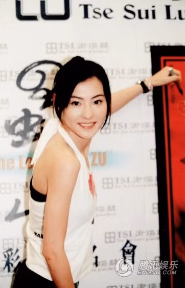 Theo QQ, thời điểm thực hiện bộ ảnh này là khi Trương Bá Chi mới chia tay với bạn trai là nam diễn viên Trần Hiểu Đông. Cặp đôi từng có quan hệ tình cảm và dọn về ở chung được 1 năm. Mặc dù sau đó truyền thông vẫn dấy lên tin đồn chuyện tình Đông - Chi khiến ảnh hưởng không ít đến tên tuổi của 'ngọc nữ'. 