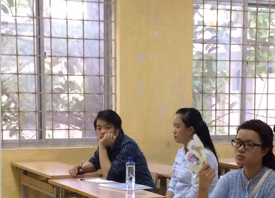 Nhiều em quyết định vào phòng thi ngồi chờ từ sớm.