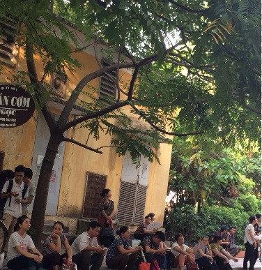 Phụ huynh ngồi ngay dưới toà nhà B3 đợi con em thi xong.