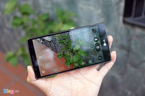 Camera chính của LG G4 có độ phân giải 16 MP, cảm biến Color Spectrum mới cho khả năng chụp ảnh thiếu sáng tốt hơn LG G3. Trình chụp ảnh cũng bổ sung chế độ chụp ảnh thủ công với nhiều thông số tùy chỉnh như cân bằng trắng, bù trừ sáng, tốc độ màn trập, ISO...
