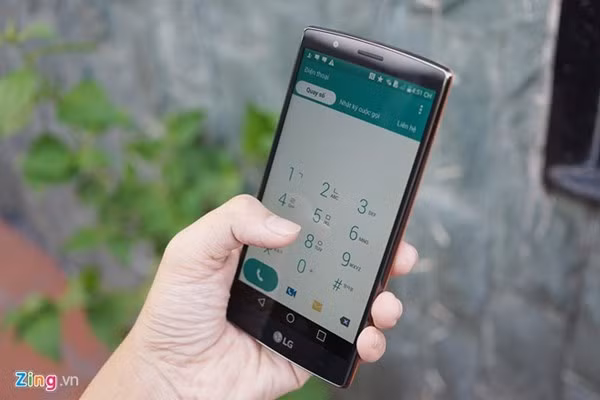 Giao diện phẳng của máy không khác nhiều so với LG G3.