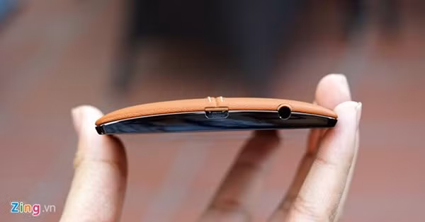 Nắp lưng LG G4 có thể mở được, nhưng nắp được gắn kết rất khít, cho cảm giác liền khối khi cầm trên tay.
