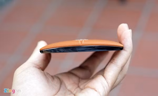 Cạnh trên cùng chỉ có mic thu âm và cổng hồng ngoại.