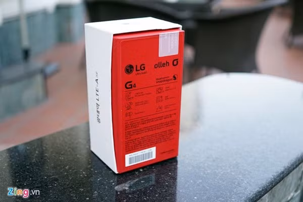 Hộp của LG G4 không khác nhiều so với các máy LG cao cấp trước đây, với những gam màu sặc sỡ.