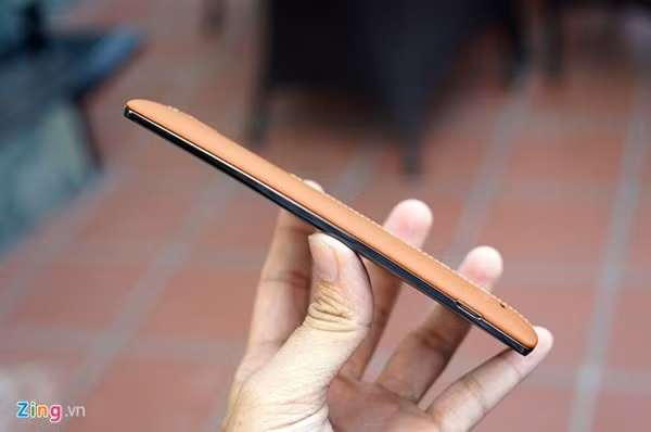 Máy hơi cong, gợi nhớ đến cảm giác cầm LG G Flex trước đây.