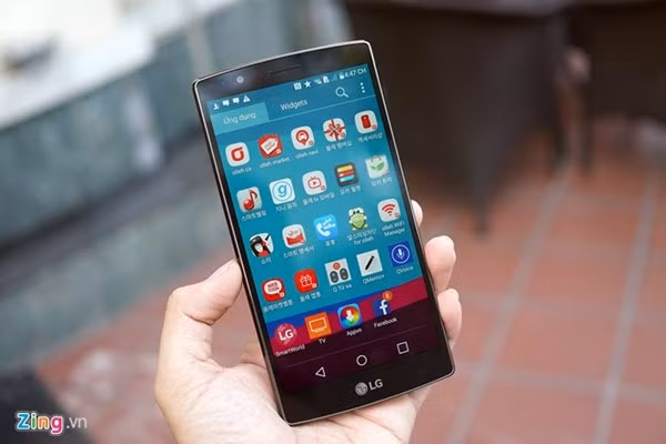 Máy chạy Android 5.1 với giao diện LG UX 4.0. Bên trong được cài sẵn nhiều phần mềm bản địa.