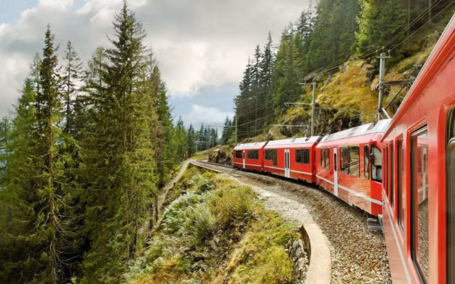 "Bernina Express" là tuyến đường sắt cao nhất đi qua dãy núi Alps và là tuyệt tác kỹ thuật, trở thành di sản thế giới và là một phần trong cuộc hành trình giữa Chur và Tirano ở Thụy Sĩ. Nó được mở vào mùa hè cho phép hành khách có những trải nghiệm kinh ngạc khi đi qua hẻm núi sâu và khe núi.