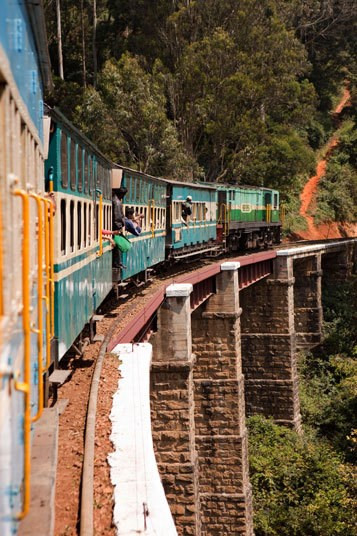 Đường sắt qua núi ở Ấn Độ. The Himalayan Railway Darjeeling, đường sắt Kalka-Shimla và đường sắt Nilgiri Mountain đều được coi là tuyệt tác kỹ thuật. Mỗi tuyến đều đi qua chân núi gồ ghề, leo xung quanh các đường viền núi. Các đoàn tàu đều đi rất chậm đem lại cho hành khách cảm xúc tuyệt vời.