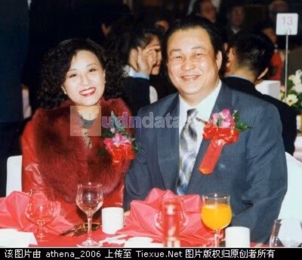 Đồng nghiệp đánh giá, Trần Kỳ là người phụ nữ kín đáo, lạnh lùng và có phần khó tiếp xúc. Những bộ phim tiêu biểu của vợ Bao Công có: Diệu thủ nhân tâm, Cửu ngũ chi tôn, Kim bài băng nhân, Tuyết lang hồ…