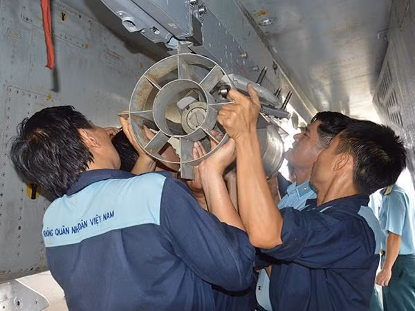 Tham gia đợt bay bắn, ném lần này có các Trung đoàn 935, 937, 917 (Sư đoàn 370); Trung đoàn 921, 923, 927, 916 (Sư đoàn 371). Trong ảnh, các kỹ thuật viên treo bom lên máy bay.