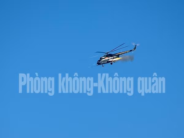 Máy bay trực thăng thực hành phóng rốc-két.