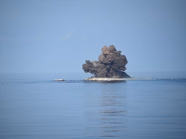 Bom đánh trúng mục tiêu.