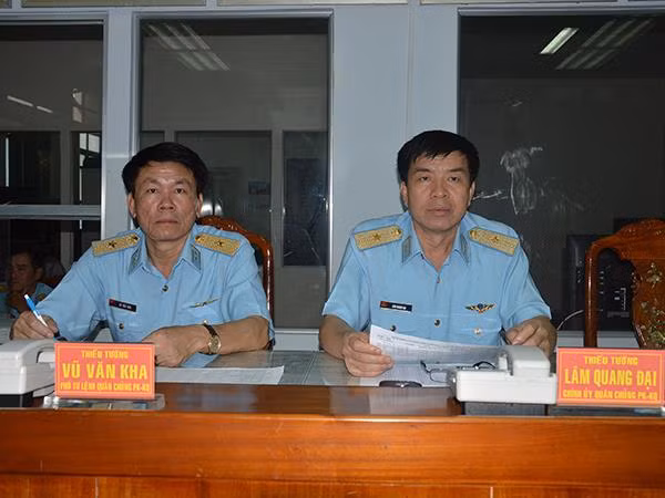 Thiếu tướng Lâm Quang Đại - Chính ủy Quân chủng (bên phải) và Thiếu tướng Vũ Văn Kha - Phó Tư lệnh Quân chủng (bên trái) theo dõi, chỉ đạo hoạt động bắn ném của lực lượng Không quân.