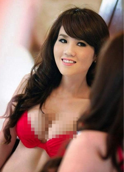 Khán giả, cư dân mạng Việt chắc hẳn đã không còn xa lạ với Ngọc Bích – chị gái Ngọc Trinh. Dù không hoạt động trong giới showbiz nhưng từ lâu Ngọc Bích cũng khá nổi tiếng khi có danh xưng là chị gái của “nữ hoàng nội y”, chưa kể đến dung mạo xinh đẹp, gợi cảm không kém gì các hot girl. Ảnh trong bài: Facebook nhân vật.