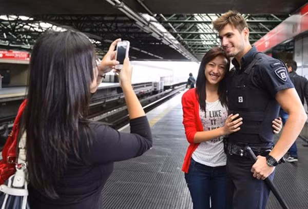 Công việc chính của Guilherme Leão, mỹ nam tàu điện ngầm là giữ gìn an ninh của tại nhà ga Sao Paulo. Tuy nhiên, vì quá đẹp trai nên dường như anh bận rộn hơn rất nhiều vì phải chụp ảnh lưu niệm với các fan hâm mộ nữ trót đi tàu điện ngầm tình cờ gặp anh.
