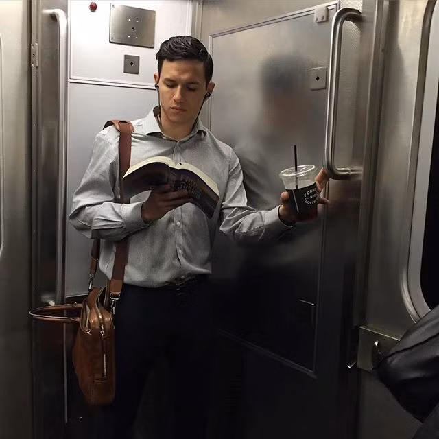 Không ít fan nữ "thất điên, bát đảo" trước những bức ảnh như thế này. Nam chính trong ảnh đang chăm chú đọc sách, gương mặt nam tính, rất men lì, chỉ cần liếc nhìn thoáng qua thôi cũng đủ rụng tim.