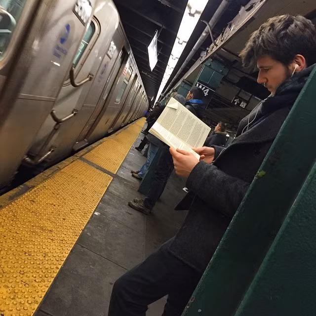 Sau khi các bức ảnh được chia sẻ trên diễn đàn quốc tế, không ít chị em đã lập ra những fanpage phát cuồng vì trai đẹp tàu điện ngầm thích đọc sách.