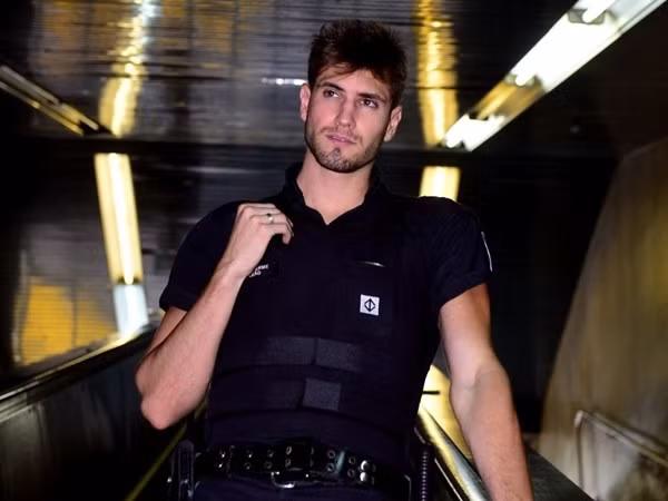 Được phong tặng danh hiệu soái ca tàu điện ngầm vì sở hữu 1 gương mặt cuốn hút, body đẹp với chiều cao 1,87m và nặng 80kg. Nhiều người dễ lầm tưởng chàng trai này là diễn viên điện ảnh.