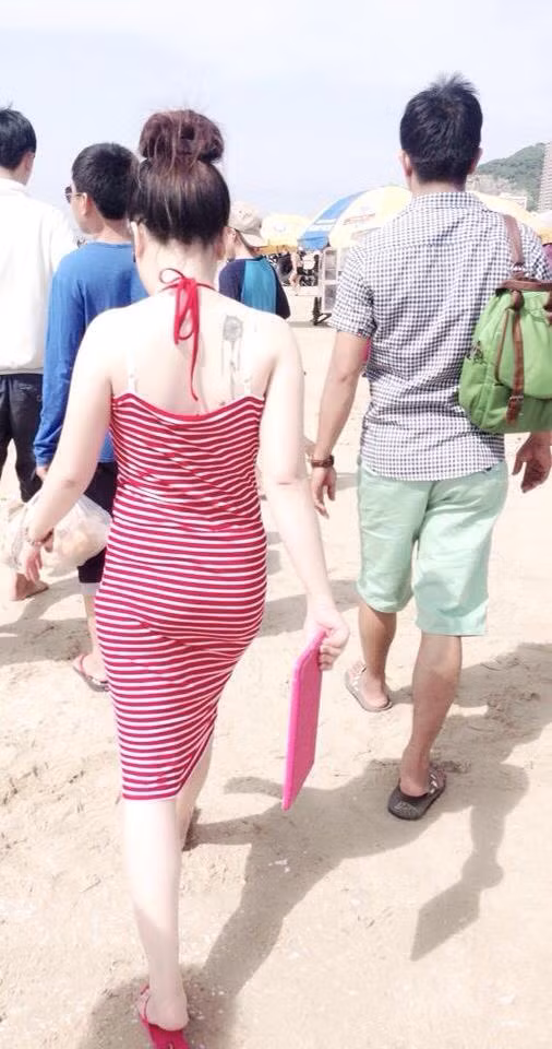 Ngân Hà tâm sự, nhiều người chỉ nhìn vào những hình xăm trên cơ thể của cô mà đánh giá luôn về nhân cách. Một số người ác miệng còn nghĩ cô là dân giang hồ. Trong khi, quan điểm của Ngân Hà cô coi việc xăm hình là một món đồ trang sức, khiến cô tự tin và thấy bản thân đẹp hơn.