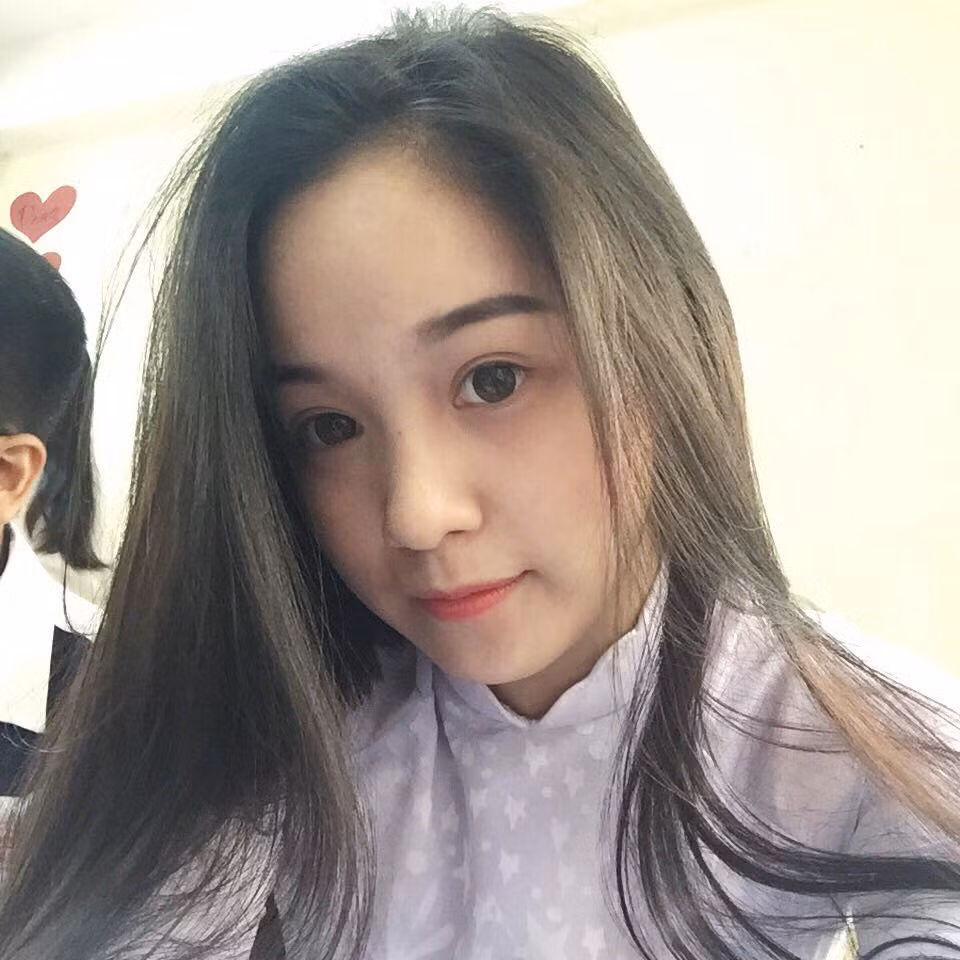 Xem những hình ảnh của Lê Chi chia sẻ trên trang cá nhân, có thể thấy khuôn mặt của cô nữ sinh này có nhiều nét tương đồng với người mẫu Ngọc Trinh nổi tiếng. Đặc điểm nổi bật nhất là đôi mắt to tròn, đôi môi hồng hào và khuôn miệng cực duyên.