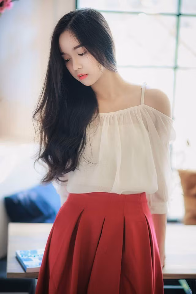 “Ngọc Trinh phiên bản nữ sinh” còn là bạn gái trong mộng của khá nhiều nam sinh cùng trường. Tuy nhiên có không ít chàng trai đã phải thất vọng khi Lê Chi tiết lộ mình đã có người yêu.