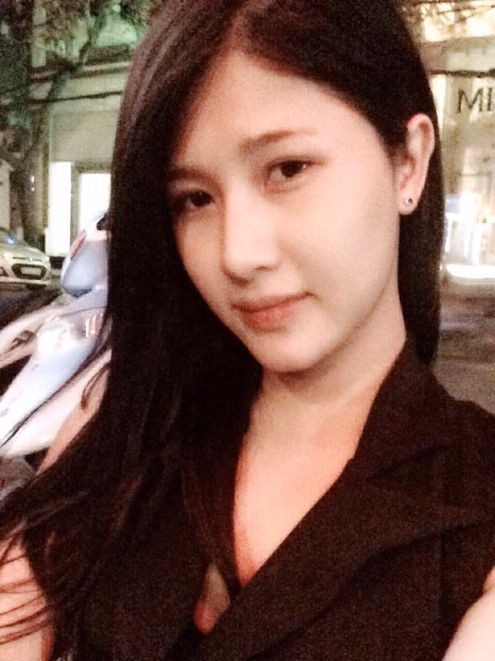 Và như để tự động viên mình, thể hiện mong muốn được sống là chính mình, khi vừa sử dụng lại Facebook sau một thời gian dài... Trâm Anh đã đăng thêm một vài hình ảnh nữ tính, xinh xắn của cô. Ảnh: FBNV.