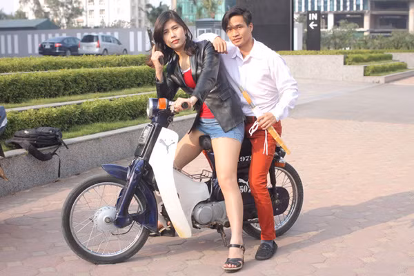 Ngoài những người ưa trêu đùa, tếu táo, châm chọc Lệ Rơi thì hiện tại vẫn có rất nhiều bạn trẻ quan tâm, ủng hộ và cổ vũ cho chàng trai lận đận này.