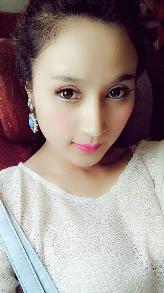 Người đẹp phố núi cho hay, cô rất thích đọc sách, thích cafe sữa, ngắm thành phố về đêm và thích đi du lịch. Ảnh: FBNV.