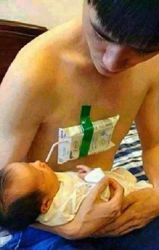Cho con uống sữa có khó gì đâu, đỡ mỏi tay ông bố sáng tạo này đã lấy băng dính gắn luôn bình sữa vào ngực. Hai tay vừa có thể bế con mà vẫn có thể cho con uống sữa.