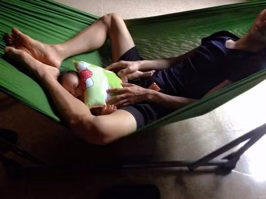 Bố con à ơi, ru nhau ngủ trên võng.