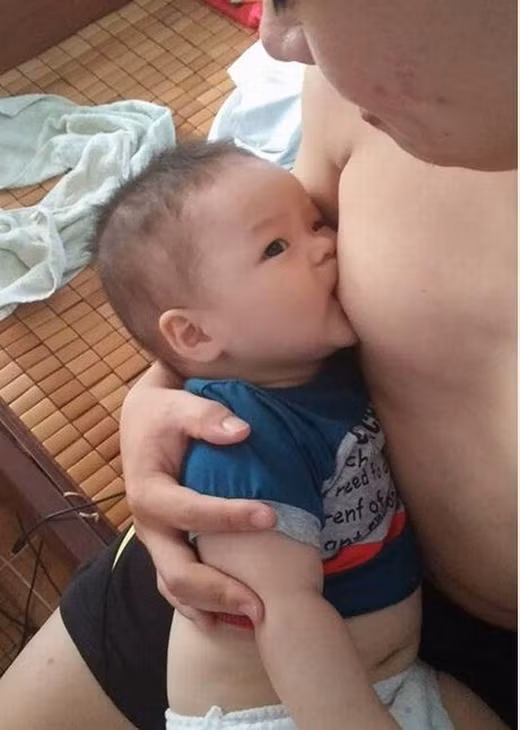 Ông bố bá đạo thay nhiệm vụ của mẹ. Cậu con trai tỏ ra rất thích thú và hợp tác khi xài tạm của bố lúc thiếu vắng mẹ.