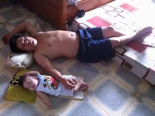 Hai bố con nhà này giống hệt nhau cả về khuôn mặt, hình dáng đến cách ngủ.