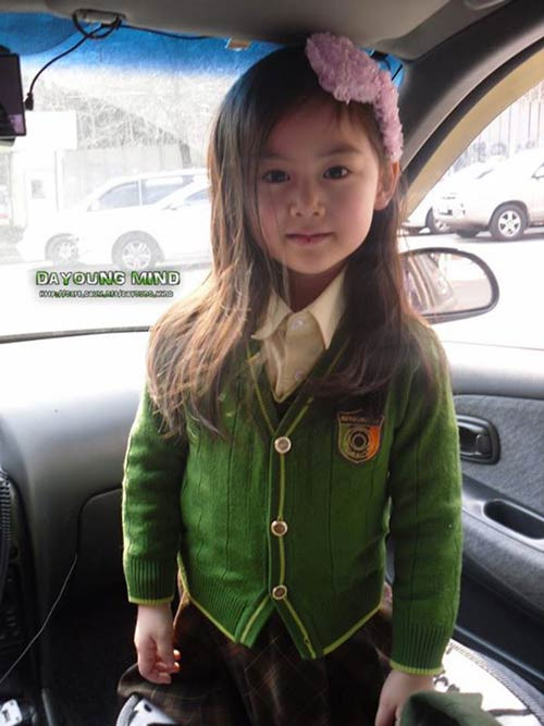 Tuy mới sinh năm 2008, nhưng Yoon Da Young sở hữu lượng “fan” hâm mộ khổng lồ tại Việt Nam. Em bé đáng yêu này có thể nói tiếng Việt, hát tiếng Việt. Tuy phát âm chưa thật chuẩn, có nhiều chỗ bị ngọng, nhưng chính điều đó lại tạo nên sự ngộ nghĩnh, không thể không yêu của cô nhóc. Rất nhiều fanpage mang tên cô bé được lập ra để theo dõi cuộc sống của Yoon Da Young hàng ngày.